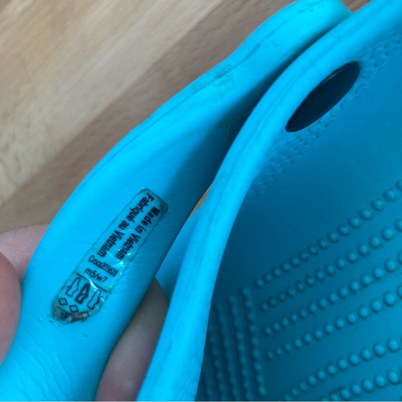 Crocs M5/W7 Classic Clog with permanent Jibbitz and 2 extra - Picture 11 of 14